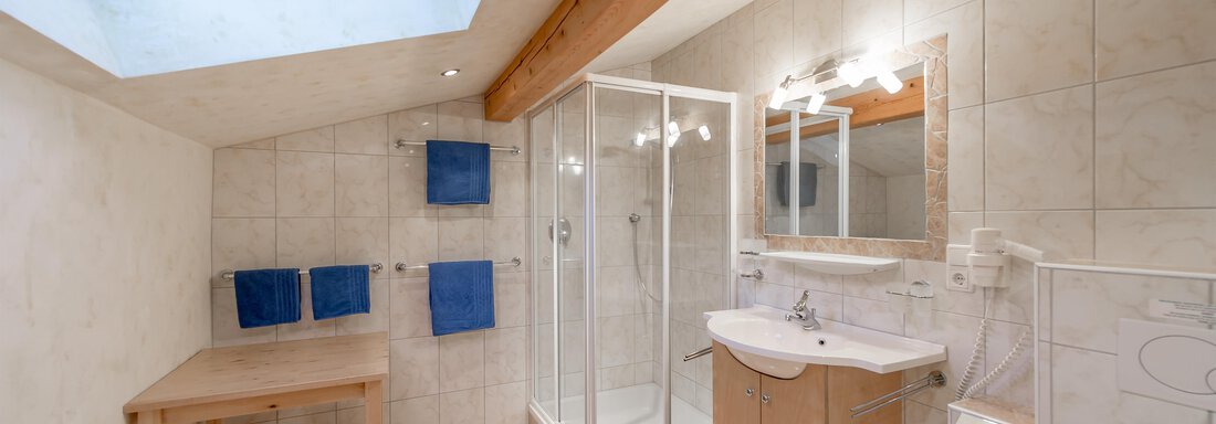 Badezimmer mit Dusche - Ferienappartements Linserhof - Sölden