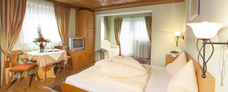 Gaestehaus-Kneisl-Doppelzimmer_Schlafzimmer - Gästehaus Kneisl - Sölden