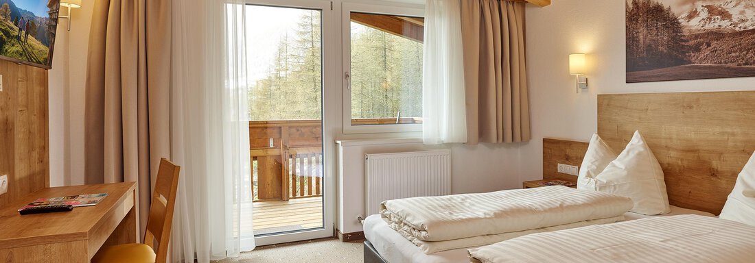 Doppelzimmer mit Balkon und Schreibtisch - Haus Bergkristall - Sölden