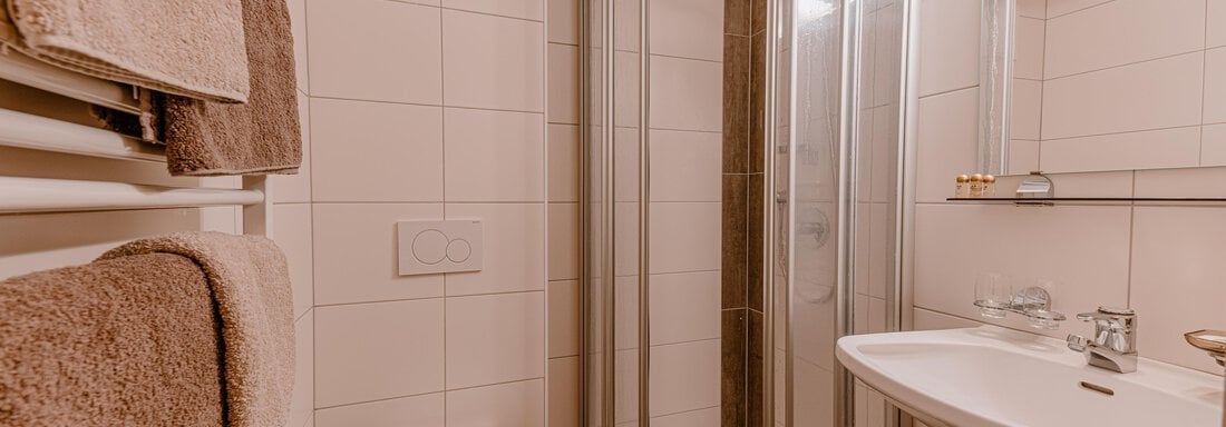 Badezimmer mit Dusche und WC - Haus Crystal - Sölden