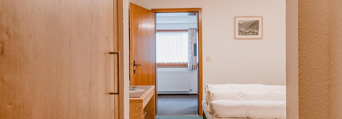 Blick vom Doppelzimmer in die Wohnküche - Haus Crystal - Sölden