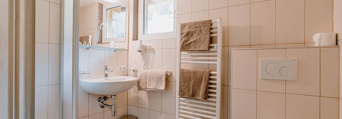 Badezimmer mit Dusche und WC - Haus Crystal - Sölden