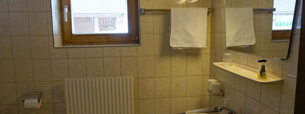 Etagenbadezimmer mit Dusche und WC - Haus Prantl Johann - Sölden