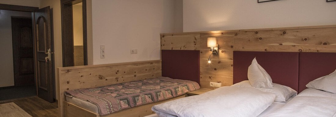 dreibettzimmer_hotelamhof (1) - Hotel Am Hof - Sölden