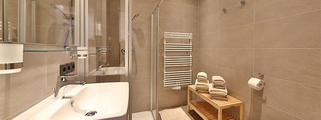 Badezimmer mit Dusche - Hotel Garni Apart Fiegl - Sölden