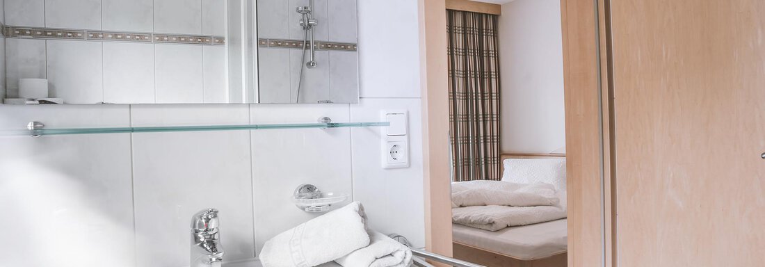 Badezimmer mit Blick ins Zimmer - Landhaus Martinus - Sölden