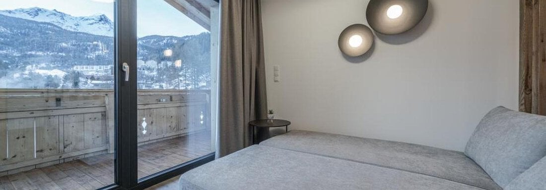 Schlafsofa im Wohnraum Enzian mit Ausblick - Pension Miramonte - Sölden