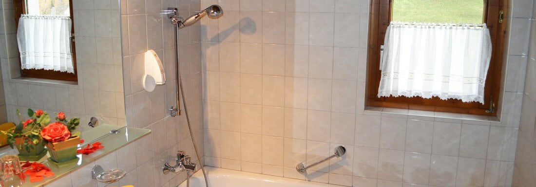 Bathroom with bath tub - Pension "Zur alten Mühle" - Sölden