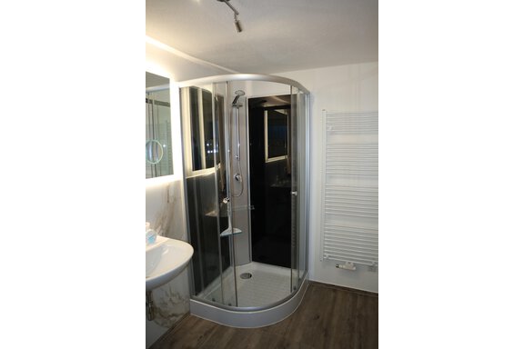 Badezimmer mit Dusche - Apartment Griesser Jeannine - Umhausen