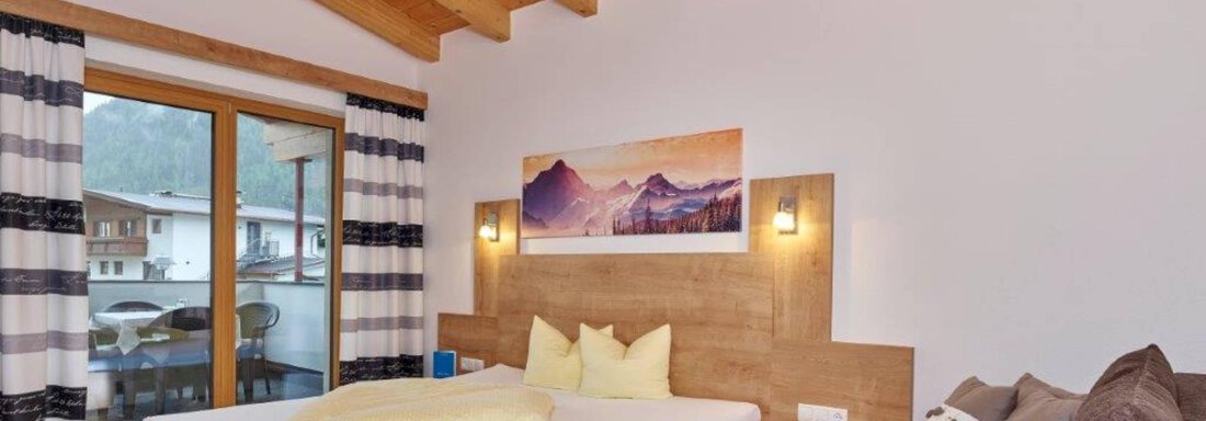 Doppelzimmer mit Zugang zum Balkon - Appartement Bergkristall - Umhausen