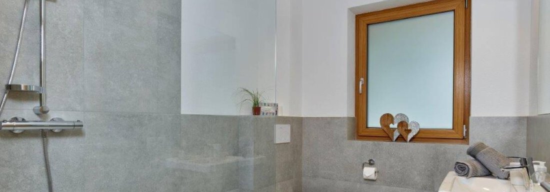 Badezimmer mit Dusche und WC - Appartement Bergkristall - Umhausen