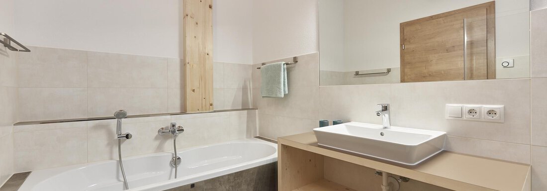 Badezimmer mit Badewanne - Appartement Fritz - Umhausen