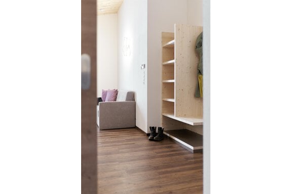 Garderobe mit Sitzgelegenheit - Appartement Fritz - Umhausen