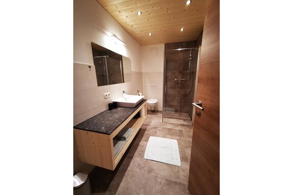 Badezimmer mit Dusche und WC - Appartement Fritz - Umhausen