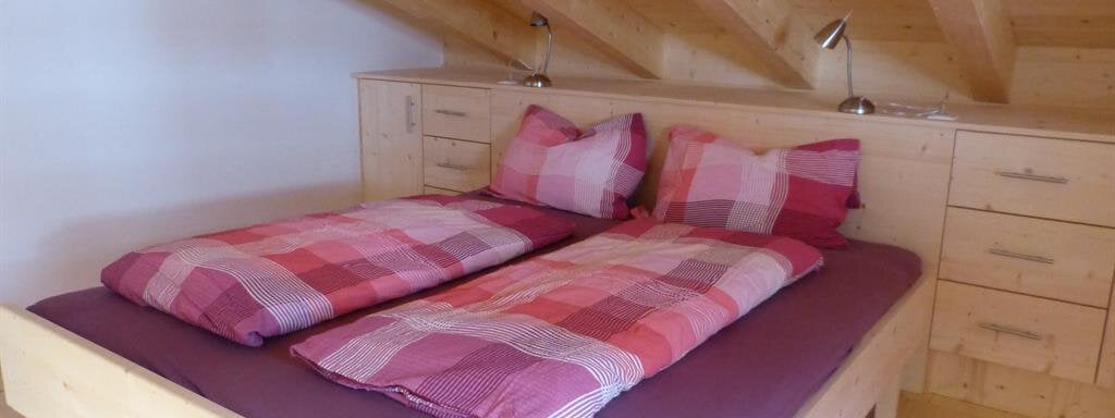 Schlafzimmer mit zwei Doppelbetten - Berghütte Schöpf - Umhausen