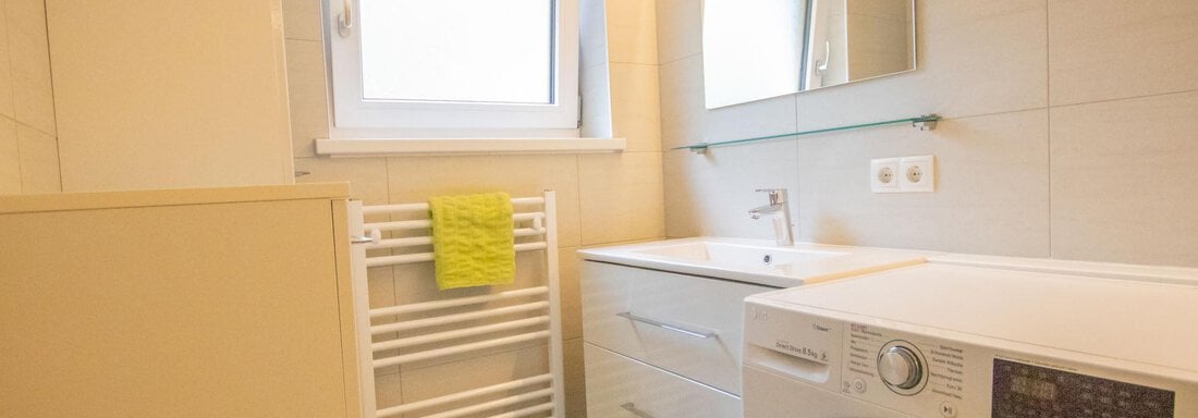 Badezimmer mit Waschmaschine - Ferienwohnung Anette - Umhausen