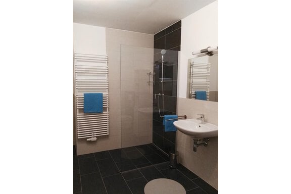 Bad mit Dusche und Handtuchtrockner - Ferienwohnung Mair - Umhausen