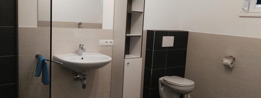 Badezimmer mit Dusche und WC - Ferienwohnung Mair - Umhausen