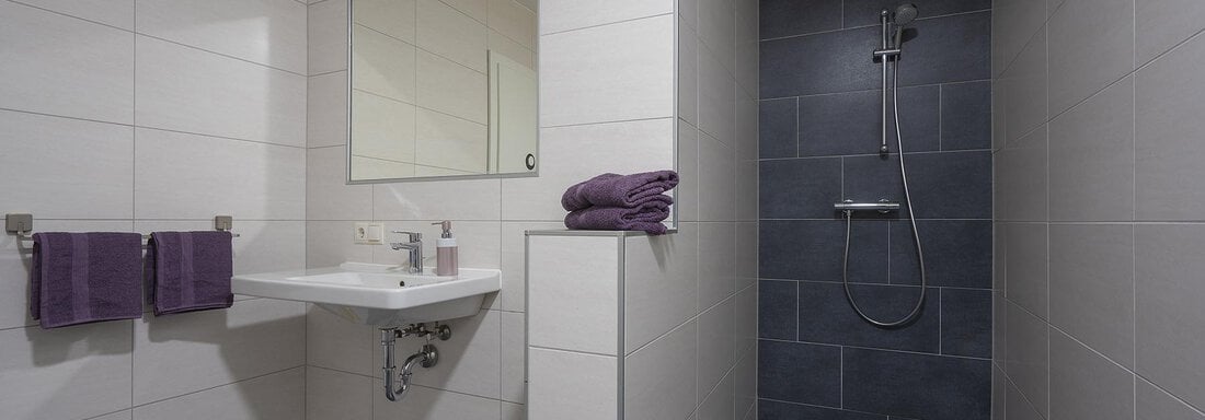 Badezimmer mit ebenerdiger Dusche - Ferienwohnung Schmid - Umhausen