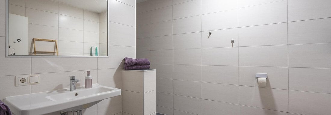 Badezimmer mit Dusche und WC - Ferienwohnung Schmid - Umhausen