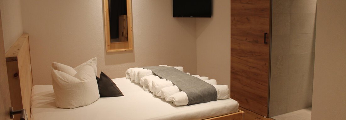 Schlafzimmer mit Zugang zum Badezimmer Top 1 14.06 - Haus Hermine - Umhausen