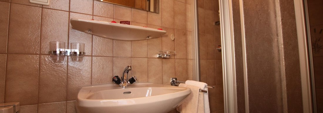 Zimmer mit Dusche und WC - Haus Rosi - Umhausen