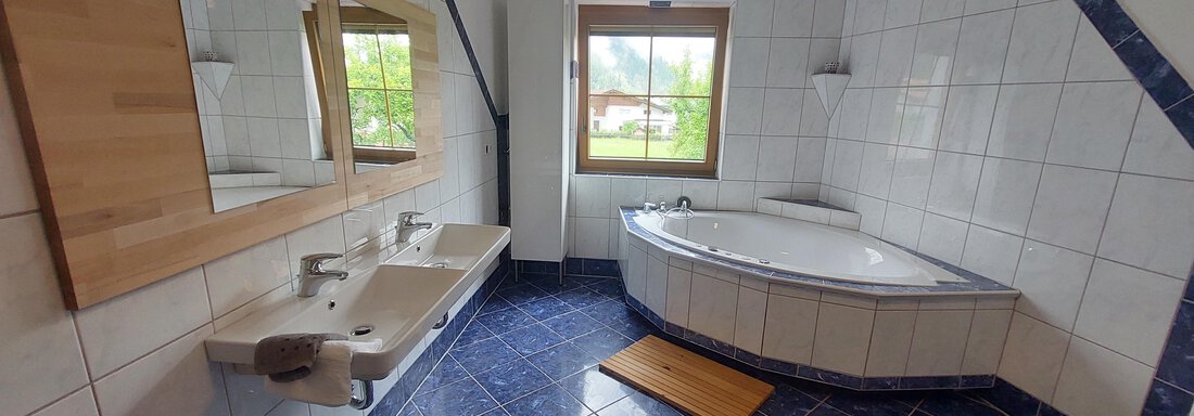 Badezimmer mit Doppelwaschbecken, Whirlpool und be - Mandla´s Hoamat - Umhausen