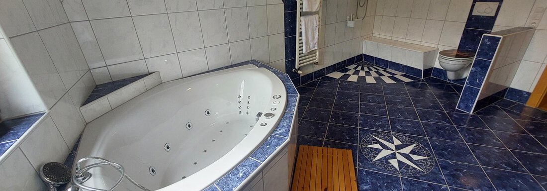 Badezimmer mit Whirlwanne, WC und behindertengerec - Mandla´s Hoamat - Umhausen