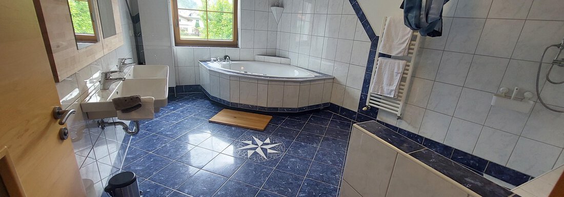 Badezimmer mit Whirlwanne - Mandla´s Hoamat - Umhausen