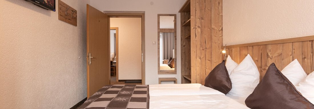 Schlafzimmer mit Balkon - Senner Appartements - Umhausen