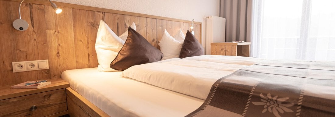 Schlafzimmer mit Balkon - Senner Appartements - Umhausen