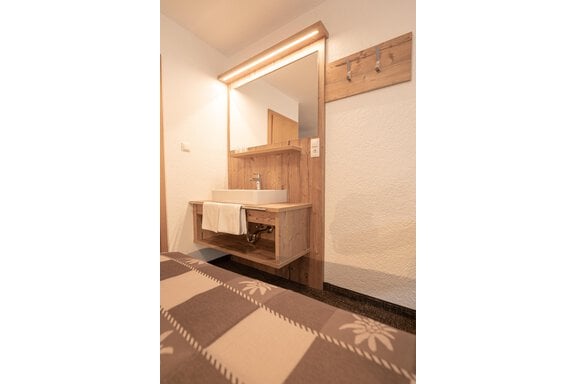 Schlafzimmer Waschbecken - Senner Appartements - Umhausen