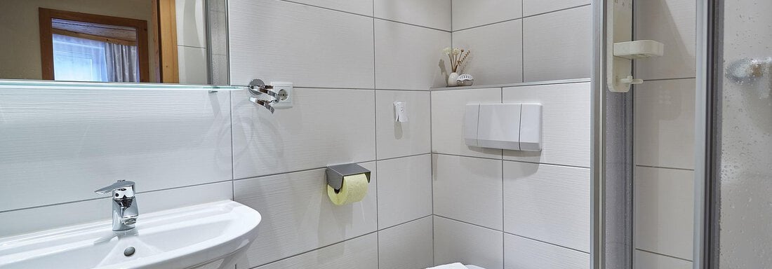 Badezimmer mit Dusche und WC - Terrassenapartment Maria - Umhausen