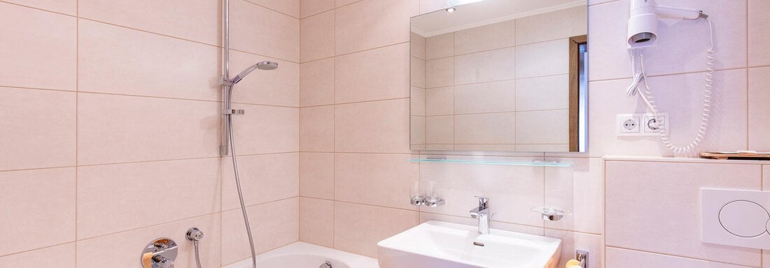 Badezimmer im Comfort-Appartement Typ II - Appartementhaus Zirmhof - Vent