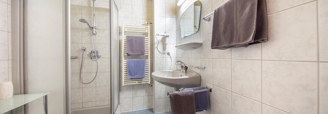 Badezimmer mit Dusche u. WC - Haus Benjamin - Zwieselstein