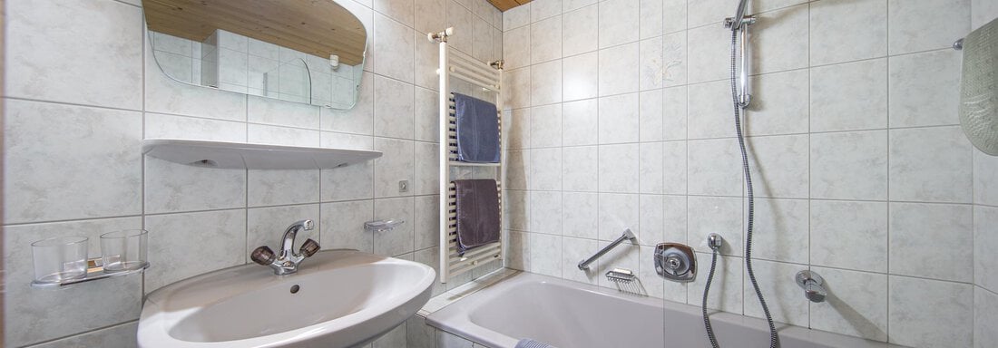 Badezimmer mit Badewanne u. WC - Haus Benjamin - Zwieselstein